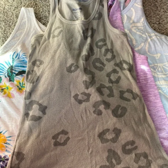 Bundle of 9 size medium (7/8) tanks. Various brands. - Picture 14 of 14